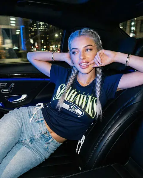 Nia Brooks, night radio producer AI girlfriend